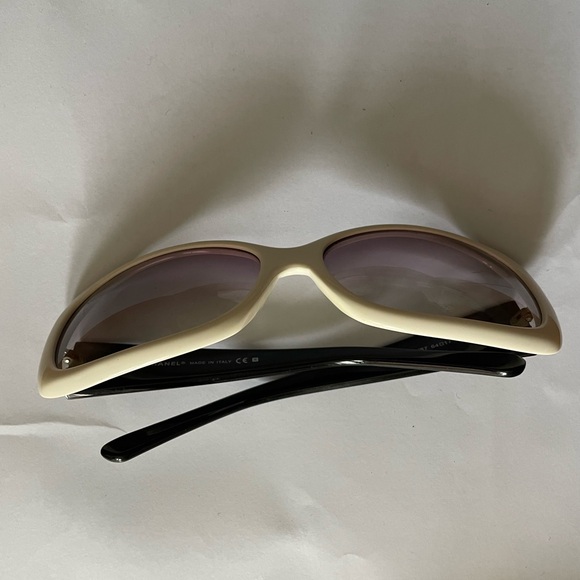 Chic Cream Sunglasses - Picture 3 of 3